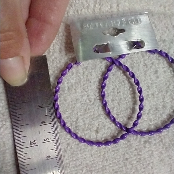 Purple twisted hoop wire earrings large - Picture 3 of 3